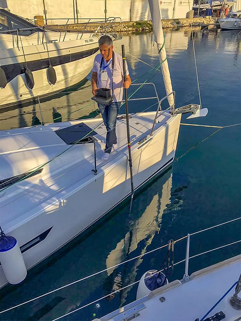 Boot hull inspection underwater from the deck
